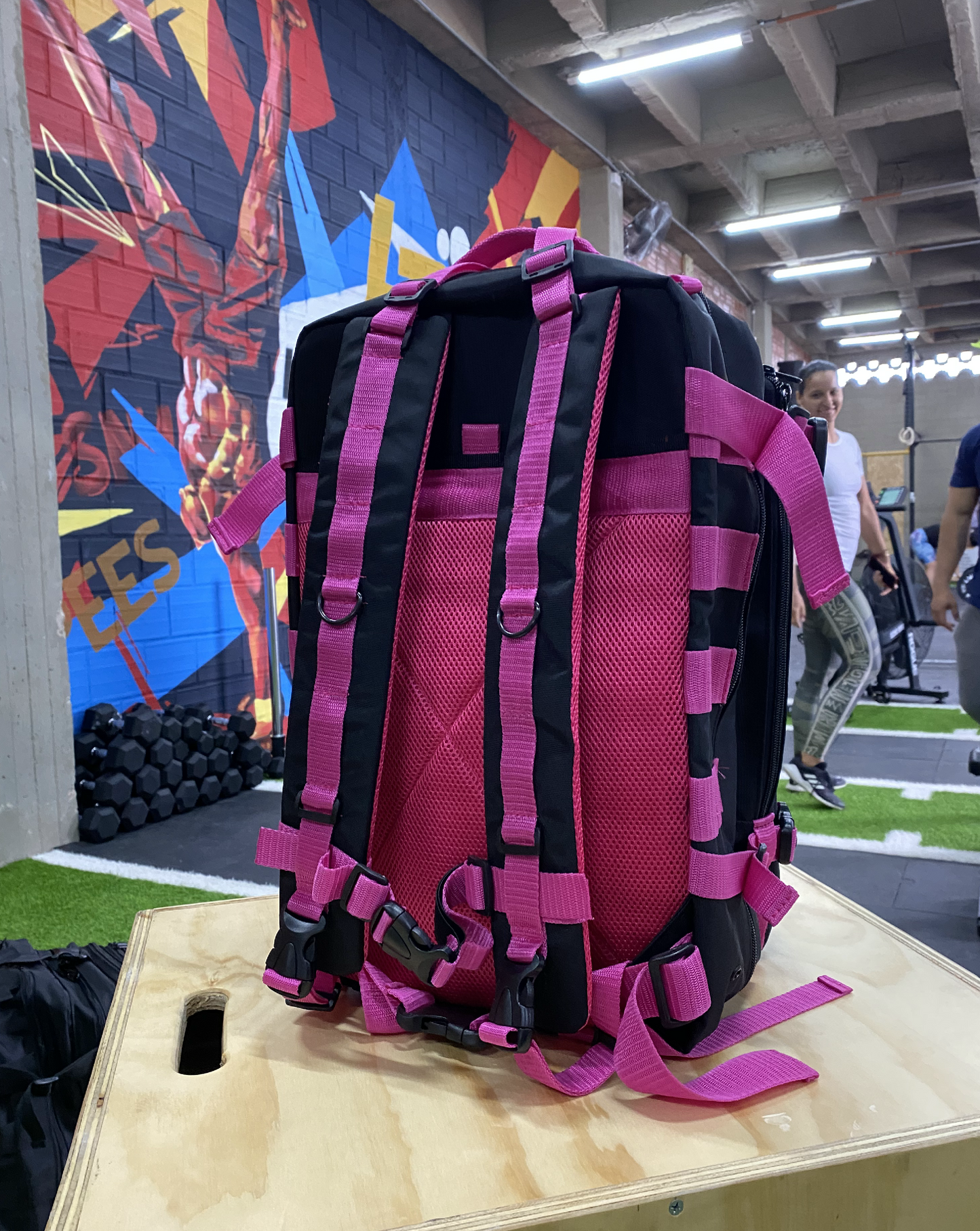 Morral táctico 45lt. (negro rosa)
